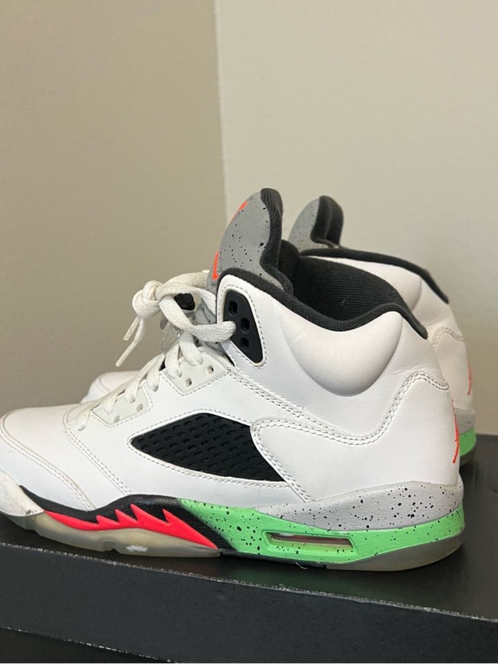 Jordan Air Jordan 5 Retro BG in White and Black with Green Accent - Picture 4 of 6